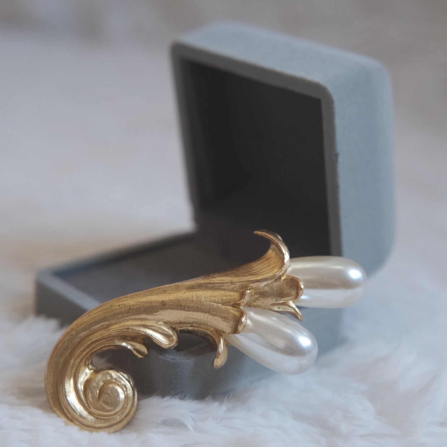 ❤️ Vintage Kenzo Gold Tone Pearl Brooch Sculptural 3"