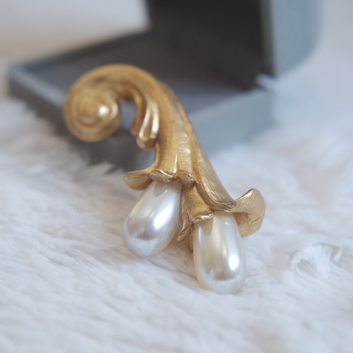 ❤️ Vintage Kenzo Gold Tone Pearl Brooch Sculptural 3"