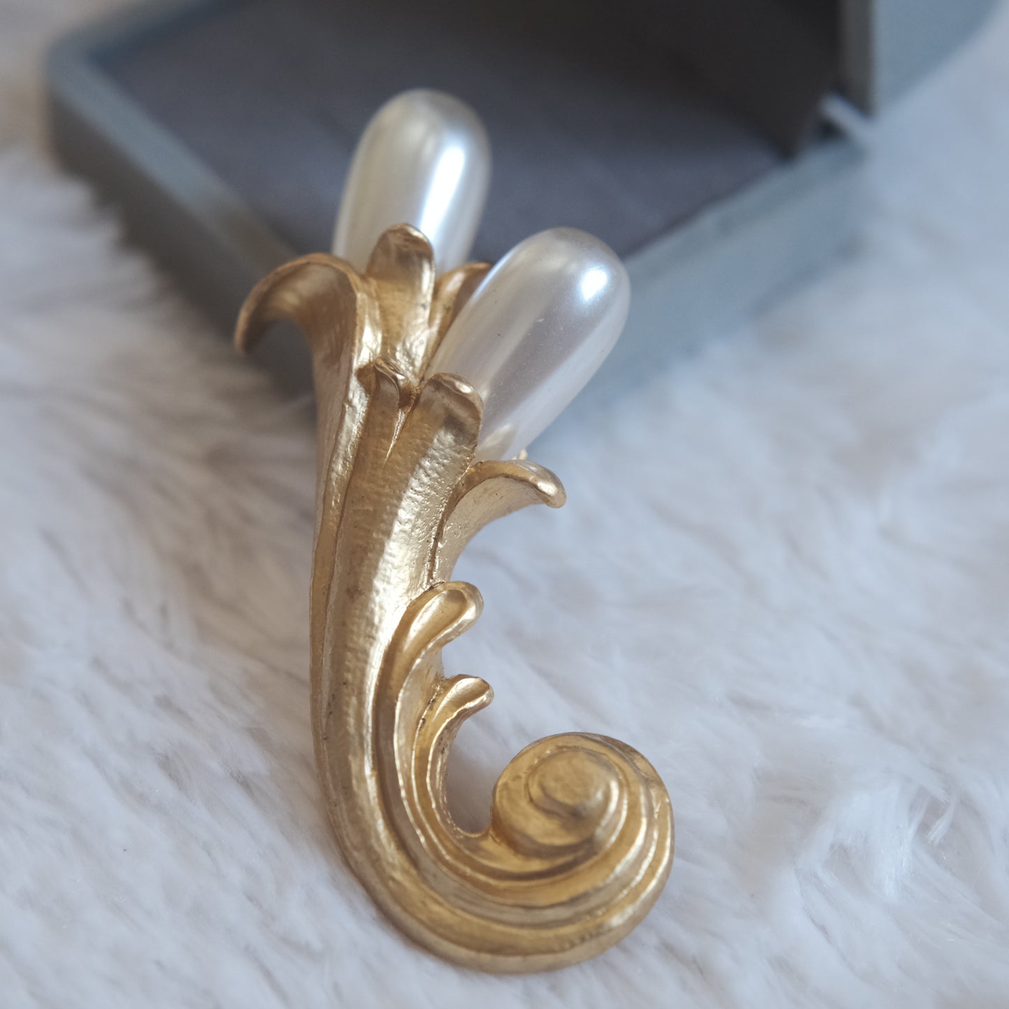 ❤️ Vintage Kenzo Gold Tone Pearl Brooch Sculptural 3"