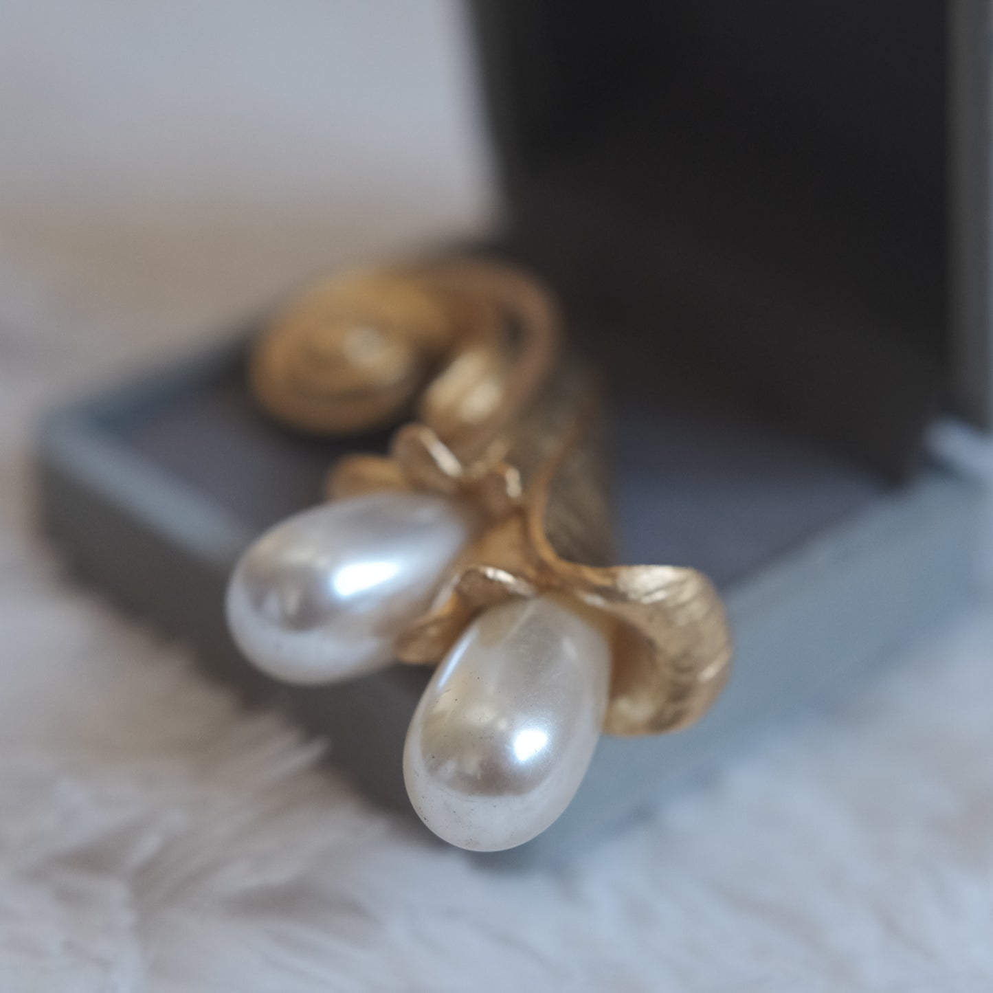 ❤️ Vintage Kenzo Gold Tone Pearl Brooch Sculptural 3"