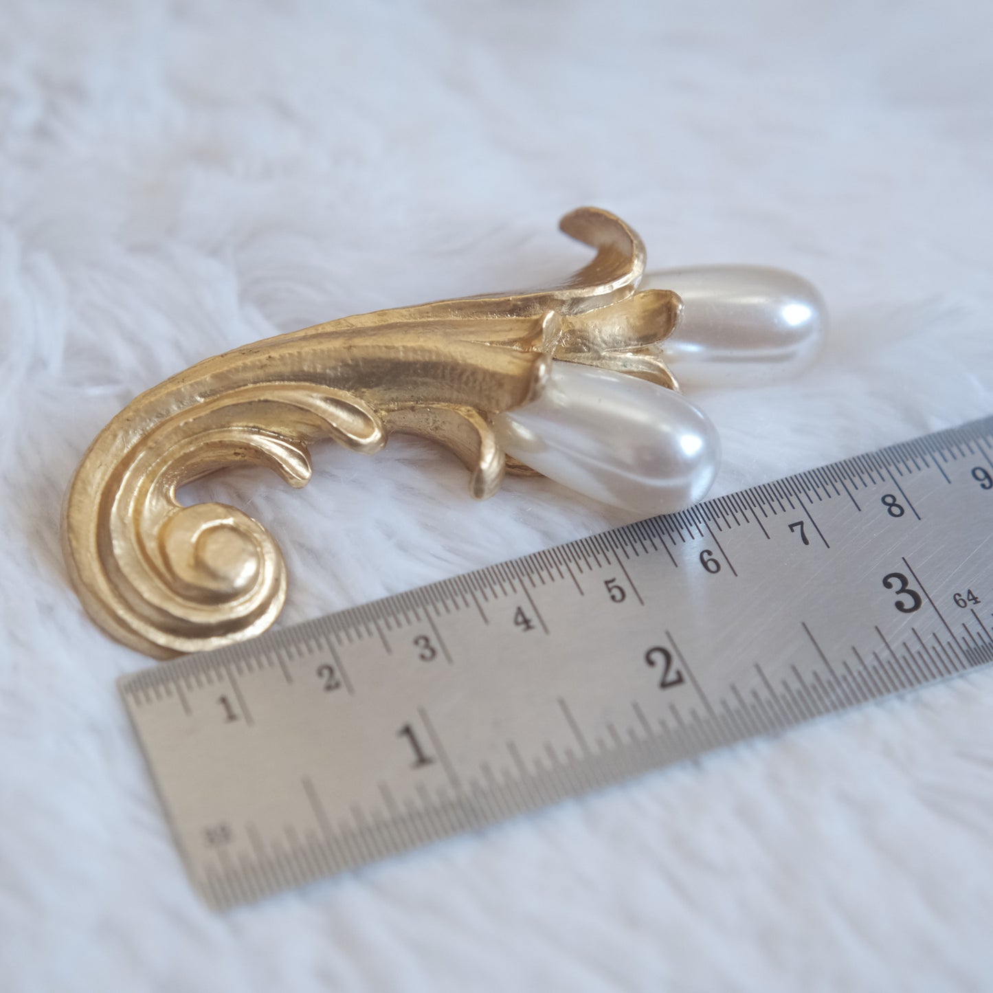 ❤️ Vintage Kenzo Gold Tone Pearl Brooch Sculptural 3"