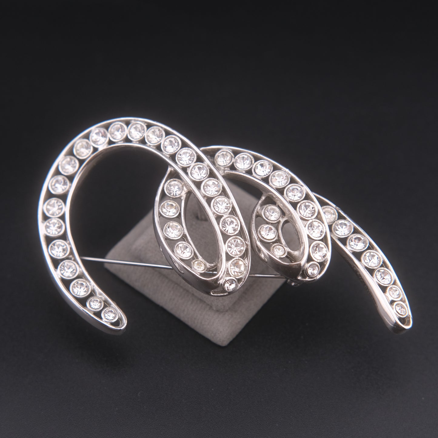 ❤️ Vintage Joconde Silver-Tone Rhinestone Sculptural Swirl Brooch – Statement Piece
