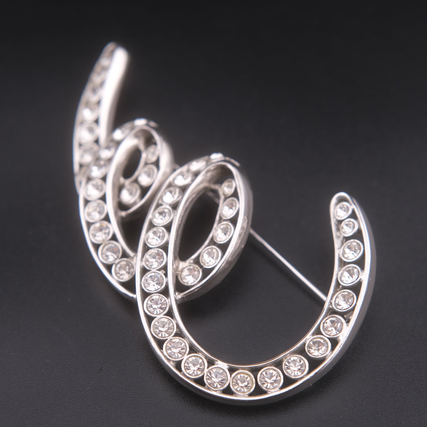 ❤️ Vintage Joconde Silver-Tone Rhinestone Sculptural Swirl Brooch – Statement Piece