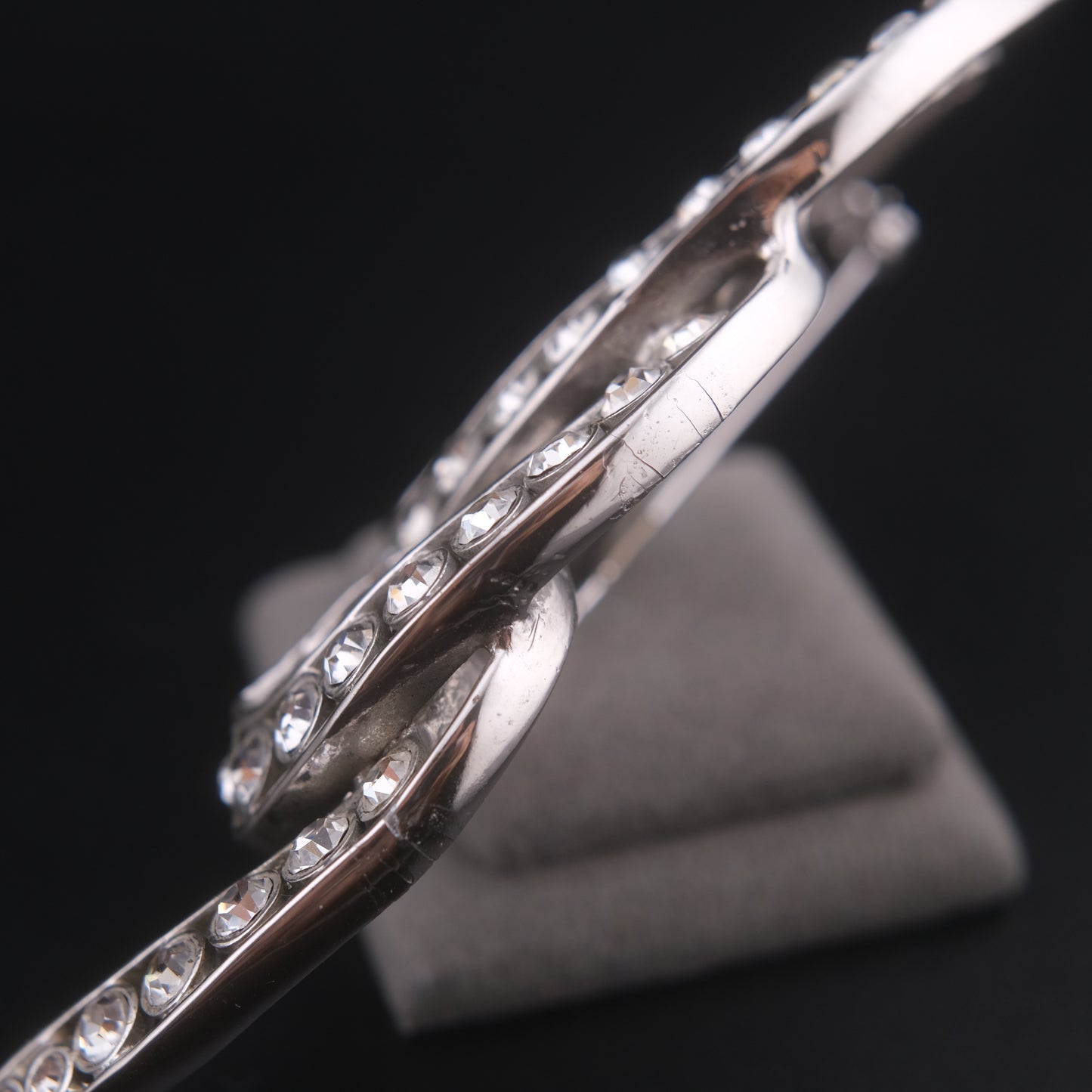 ❤️ Vintage Joconde Silver-Tone Rhinestone Sculptural Swirl Brooch – Statement Piece