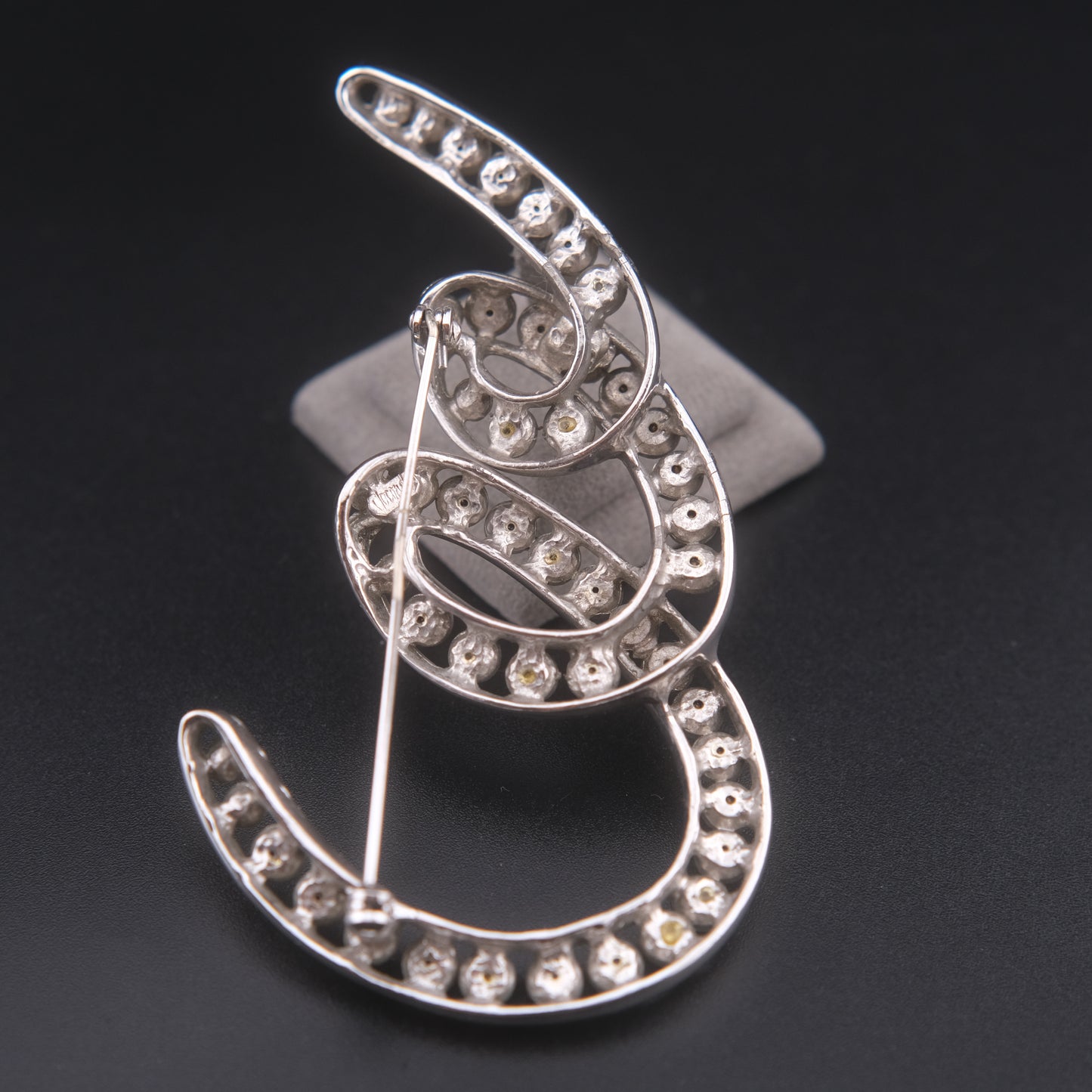 ❤️ Vintage Joconde Silver-Tone Rhinestone Sculptural Swirl Brooch – Statement Piece