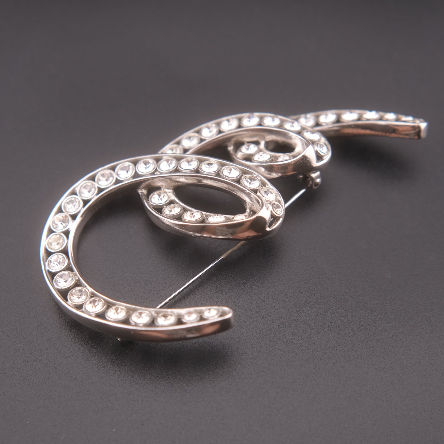 ❤️ Vintage Joconde Silver-Tone Rhinestone Sculptural Swirl Brooch – Statement Piece