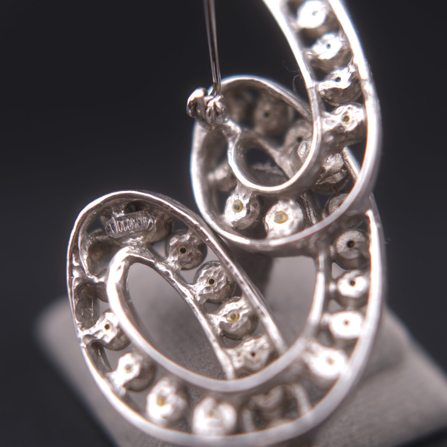 ❤️ Vintage Joconde Silver-Tone Rhinestone Sculptural Swirl Brooch – Statement Piece