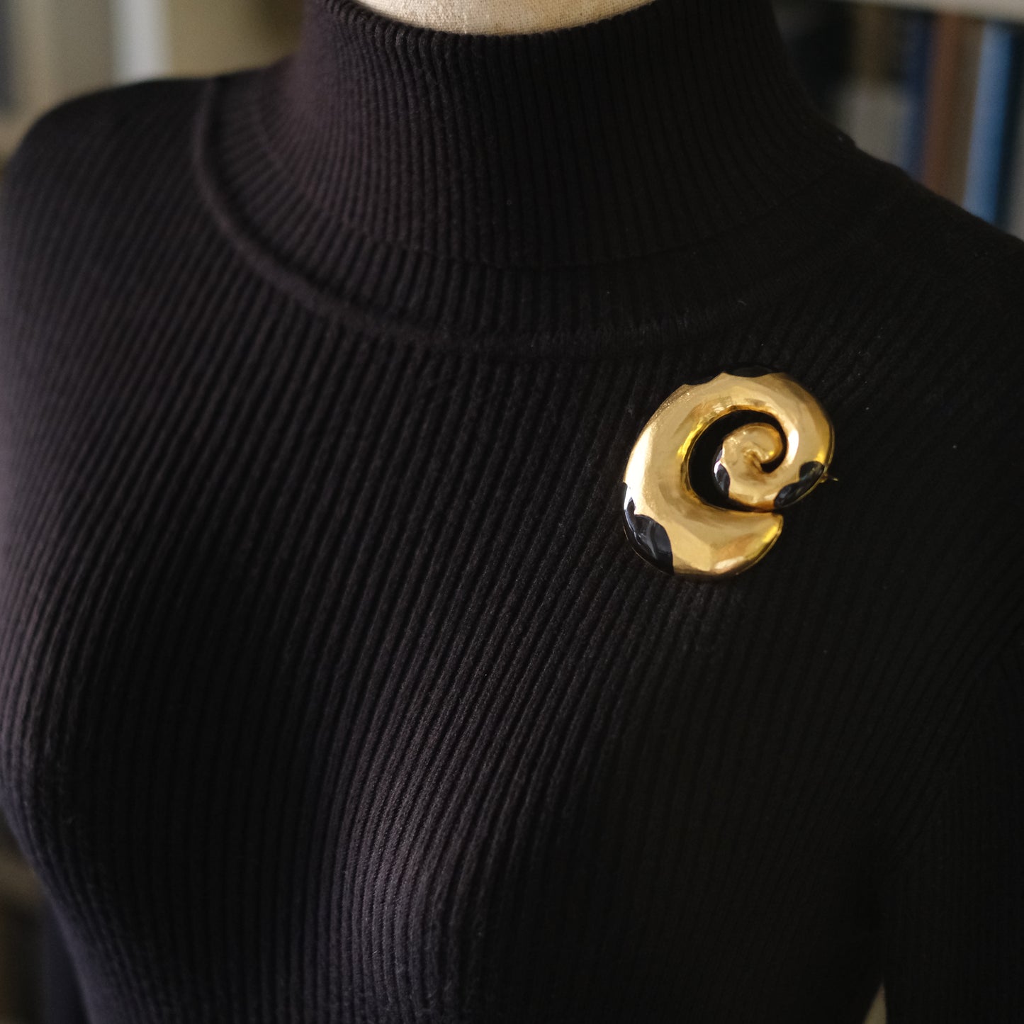 ❤️ Vintage Sevenseas Sculptural Spiral Brooch – Gold Tone with Black Enamel Accent