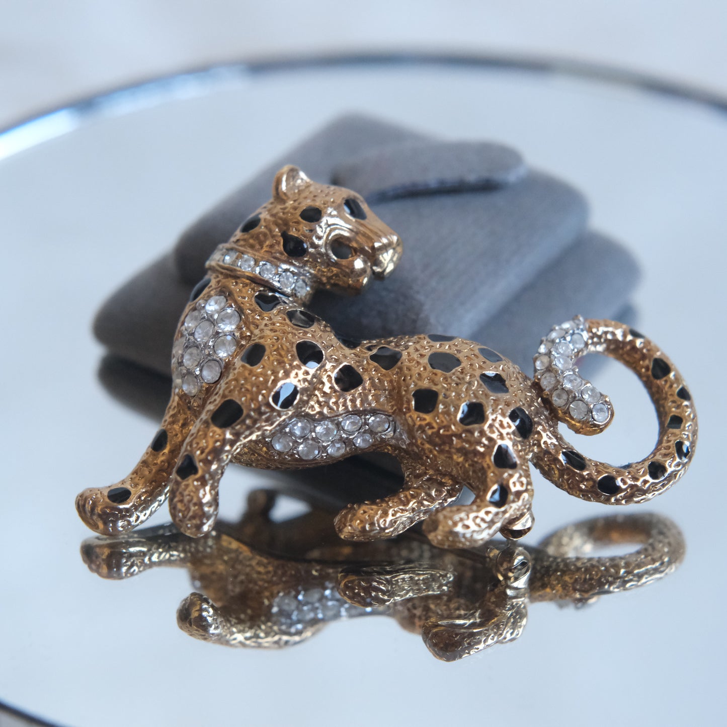 ❤️ Vintage Attwood Leopard Brooch – Gold Tone & Crystal – Boxed