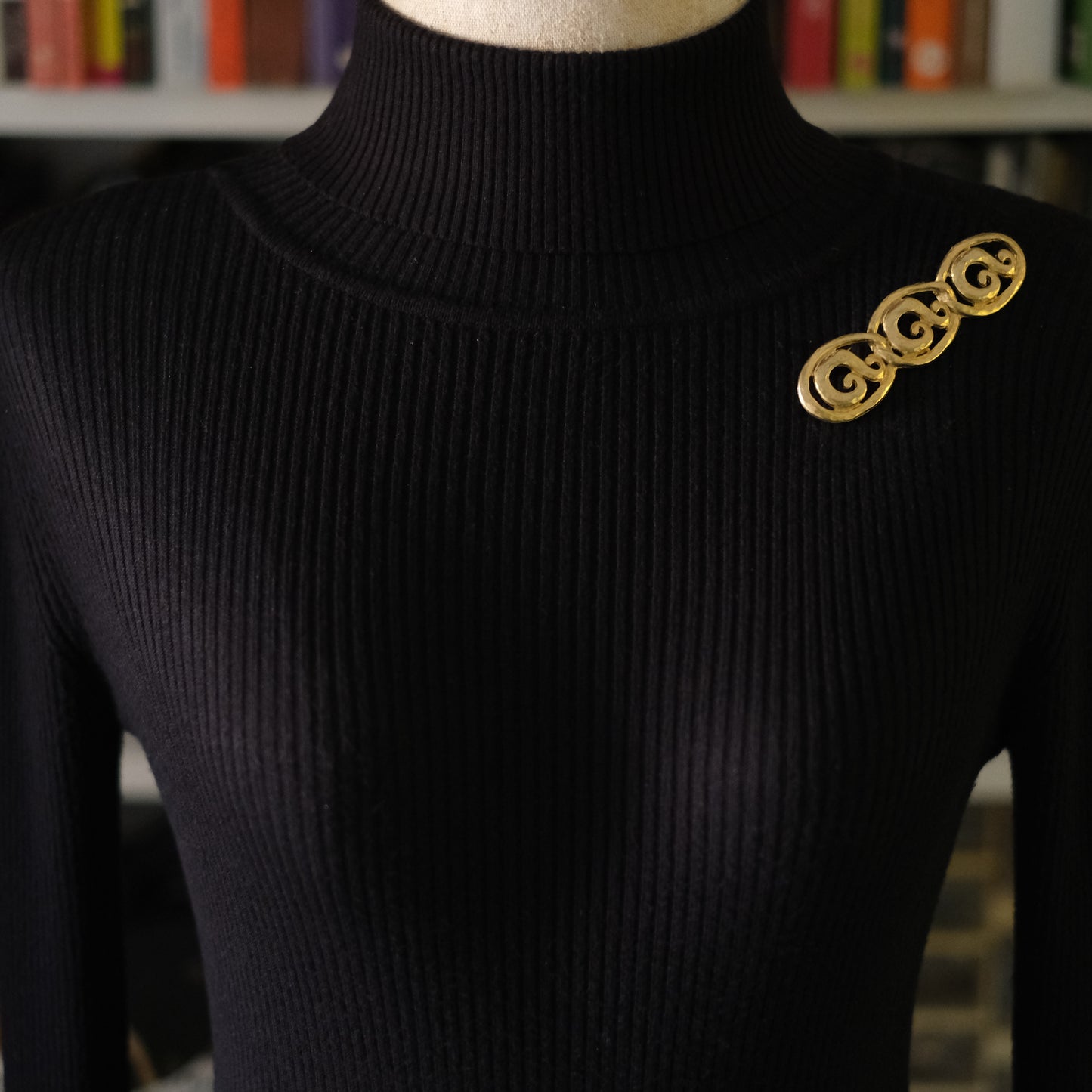 ❤️ Vintage Gold-Tone Scroll Link Bar Brooch – Textured Openwork Triple Oval Design