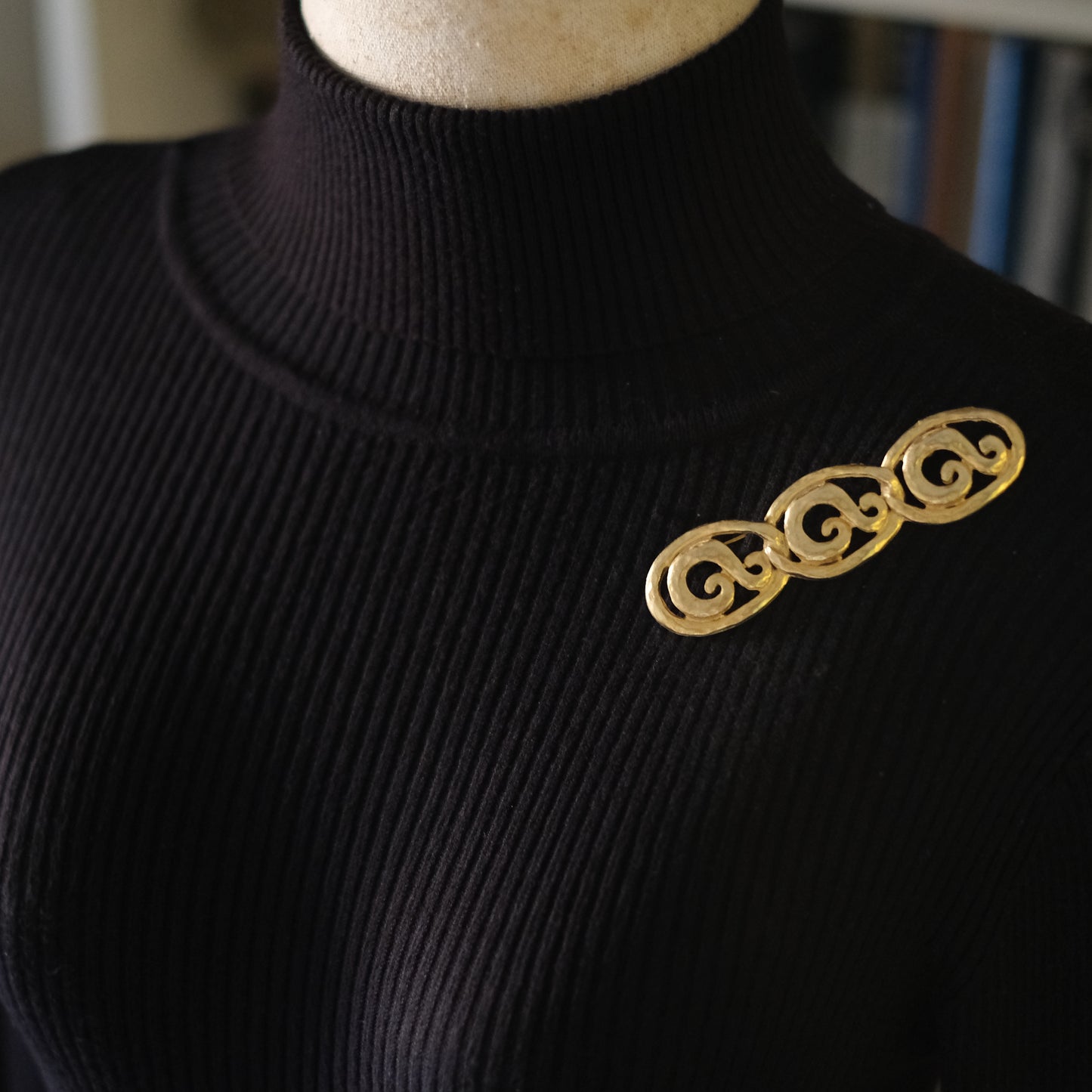 ❤️ Vintage Gold-Tone Scroll Link Bar Brooch – Textured Openwork Triple Oval Design