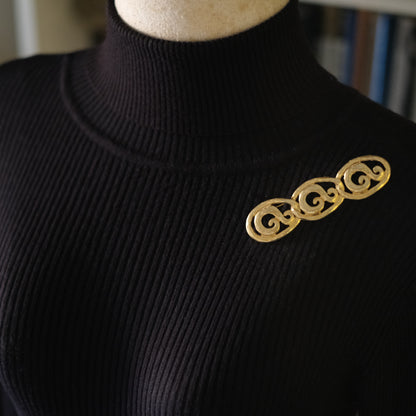 ❤️ Vintage Gold-Tone Scroll Link Bar Brooch – Textured Openwork Triple Oval Design