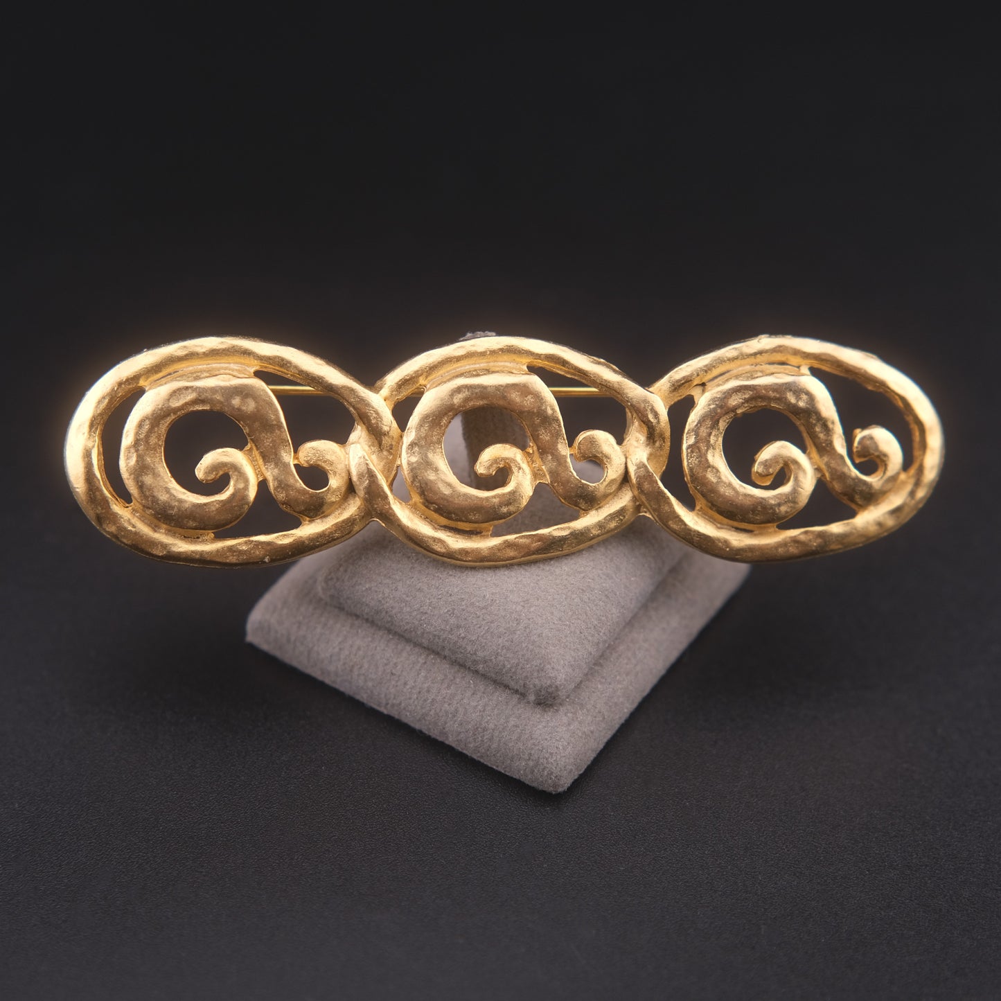 ❤️ Vintage Gold-Tone Scroll Link Bar Brooch – Textured Openwork Triple Oval Design