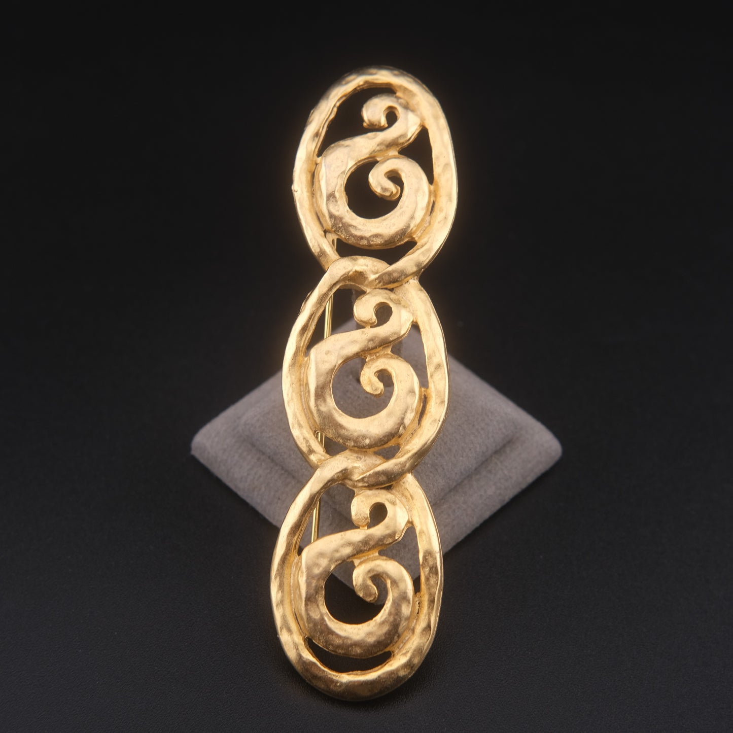 ❤️ Vintage Gold-Tone Scroll Link Bar Brooch – Textured Openwork Triple Oval Design