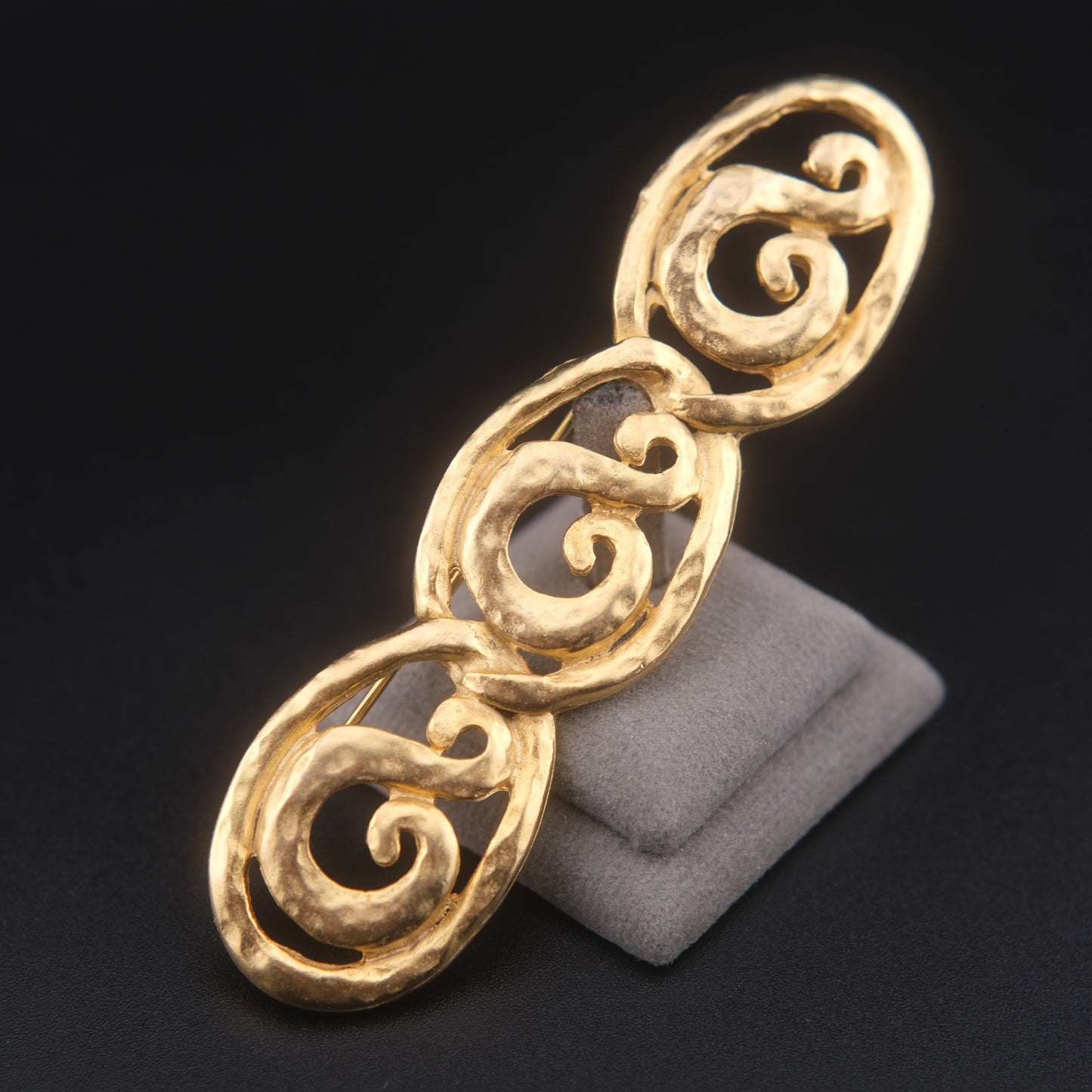 ❤️ Vintage Gold-Tone Scroll Link Bar Brooch – Textured Openwork Triple Oval Design