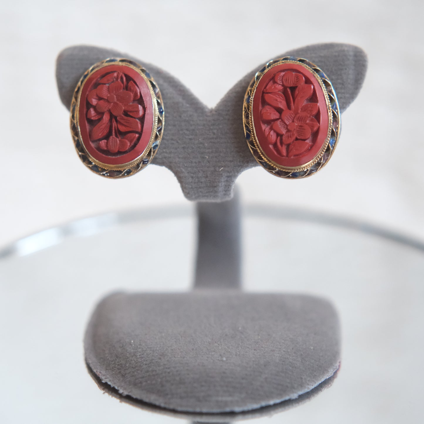 ❤️ Vintage Hand-Carved Cinnabar Floral Oval Earrings – Gold Tone Setting