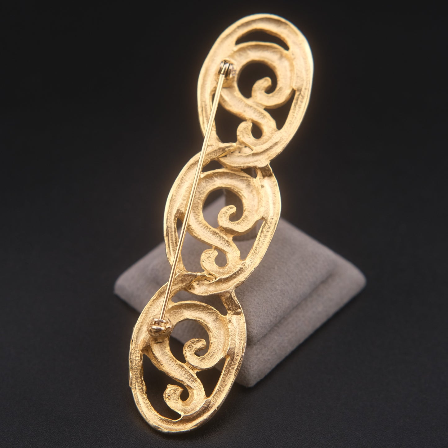 ❤️ Vintage Gold-Tone Scroll Link Bar Brooch – Textured Openwork Triple Oval Design