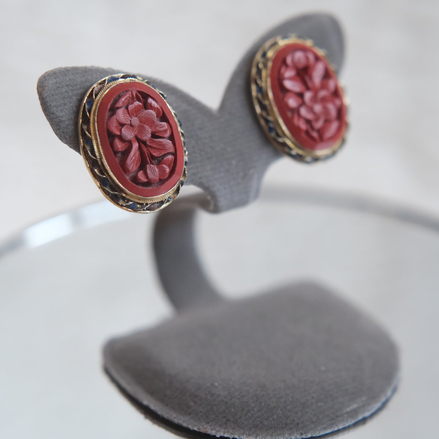 ❤️ Vintage Hand-Carved Cinnabar Floral Oval Earrings – Gold Tone Setting