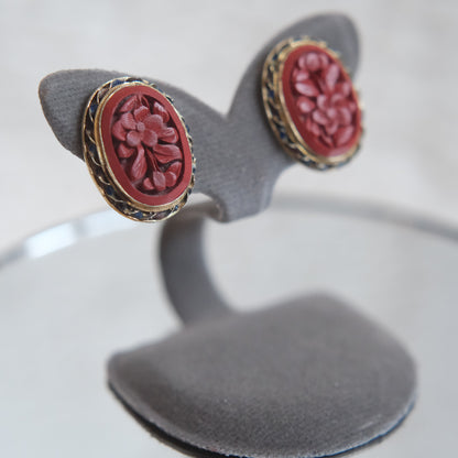 ❤️ Vintage Hand-Carved Cinnabar Floral Oval Earrings – Gold Tone Setting