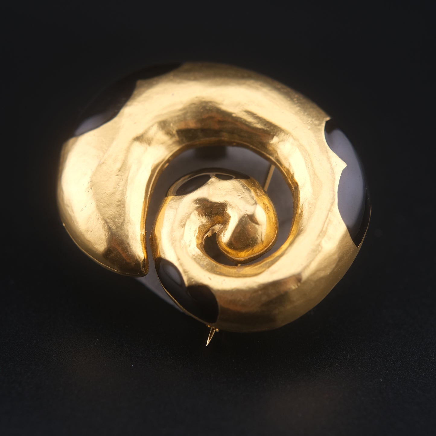 ❤️ Vintage Sevenseas Sculptural Spiral Brooch – Gold Tone with Black Enamel Accent