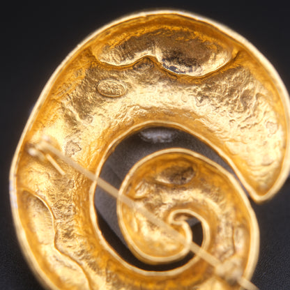 ❤️ Vintage Sevenseas Sculptural Spiral Brooch – Gold Tone with Black Enamel Accent