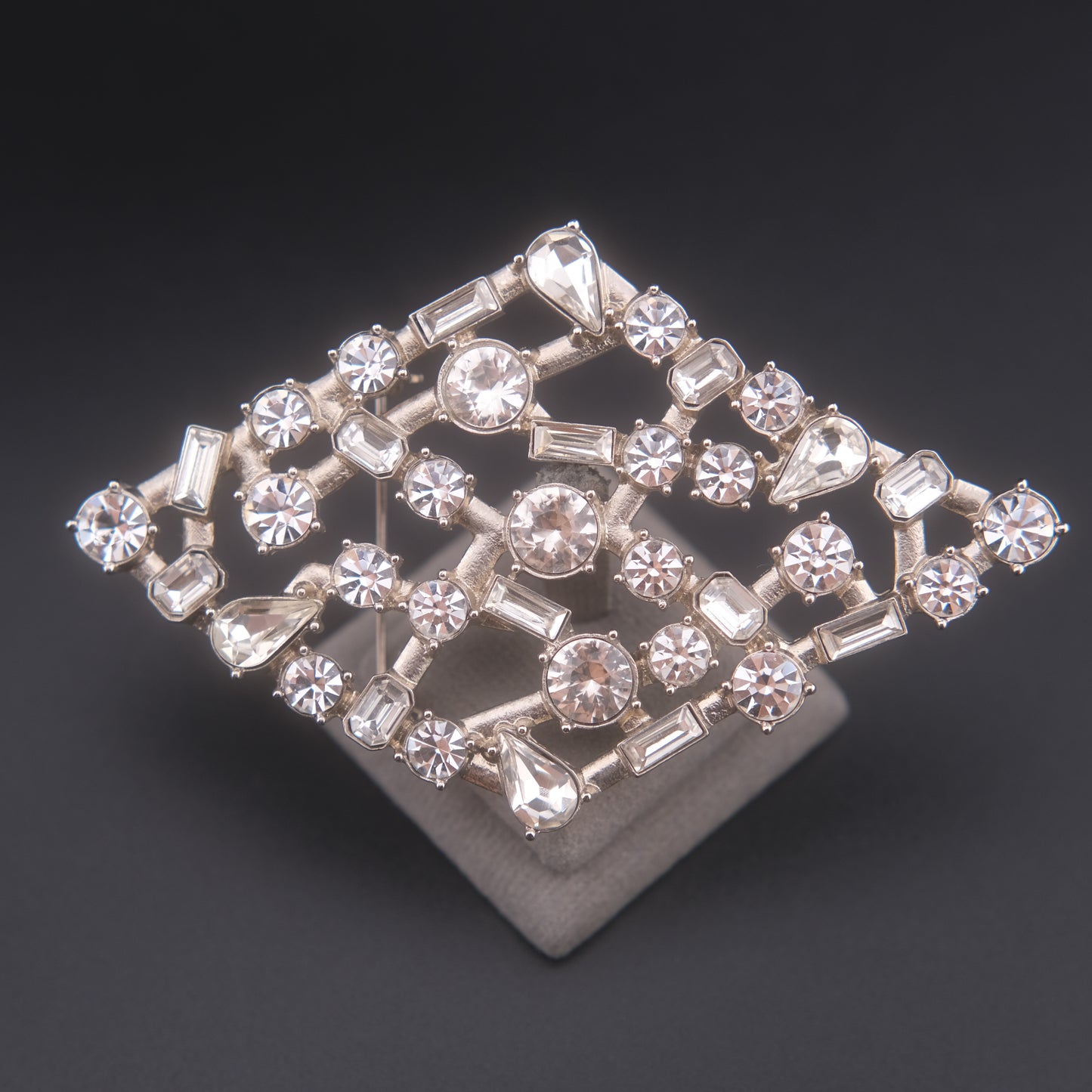 ❤️ Vintage Large Openwork Crystal Rhinestone Statement Brooch – Geometric Sculptural Design, Silver-Tone