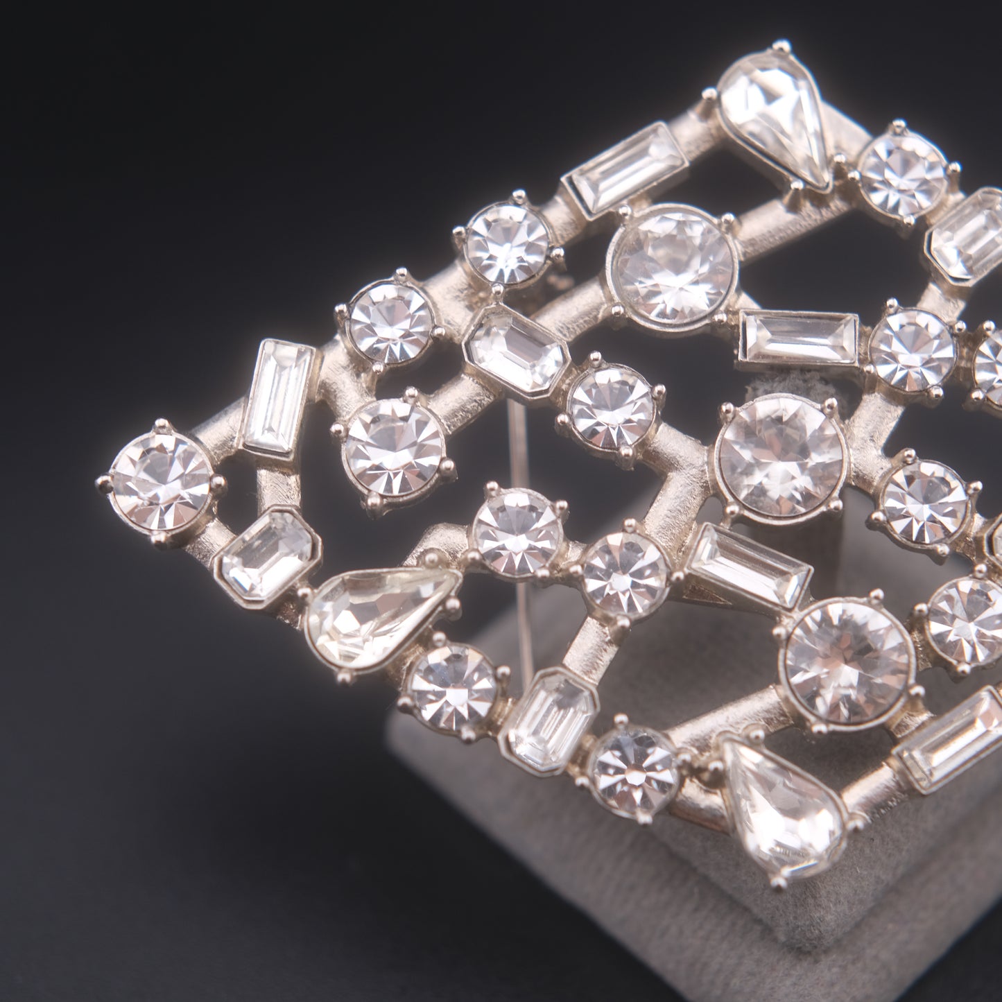 ❤️ Vintage Large Openwork Crystal Rhinestone Statement Brooch – Geometric Sculptural Design, Silver-Tone