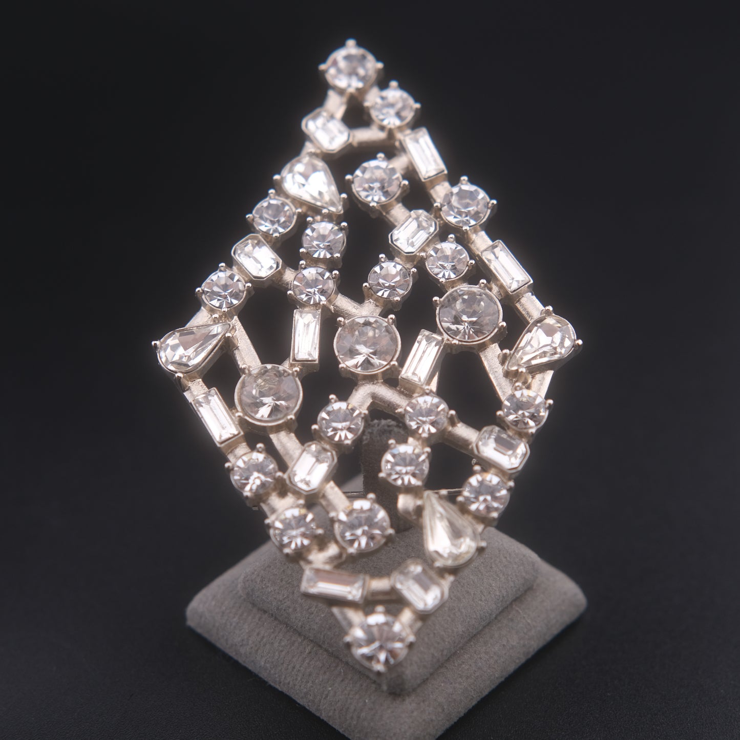 ❤️ Vintage Large Openwork Crystal Rhinestone Statement Brooch – Geometric Sculptural Design, Silver-Tone