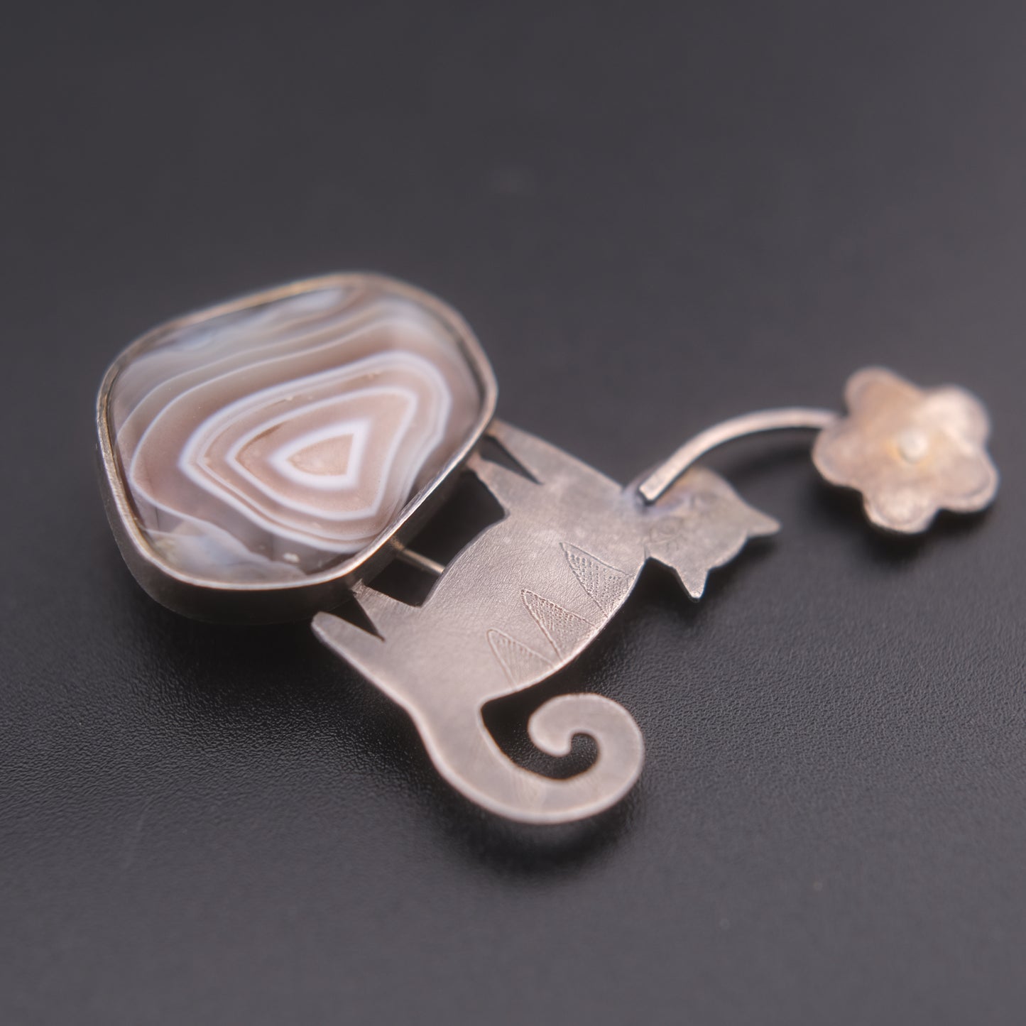 ❤️ Vintage Artisan Cat & Agate Brooch – Silver Tone Figural Cat with Flower Motif
