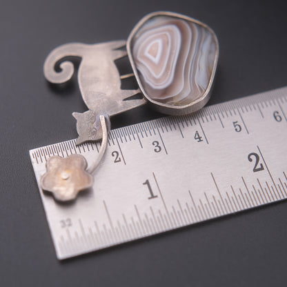 ❤️ Vintage Artisan Cat & Agate Brooch – Silver Tone Figural Cat with Flower Motif