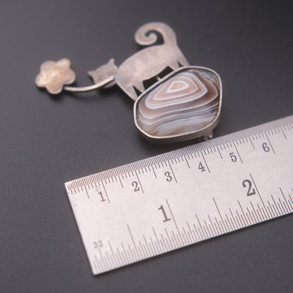 ❤️ Vintage Artisan Cat & Agate Brooch – Silver Tone Figural Cat with Flower Motif