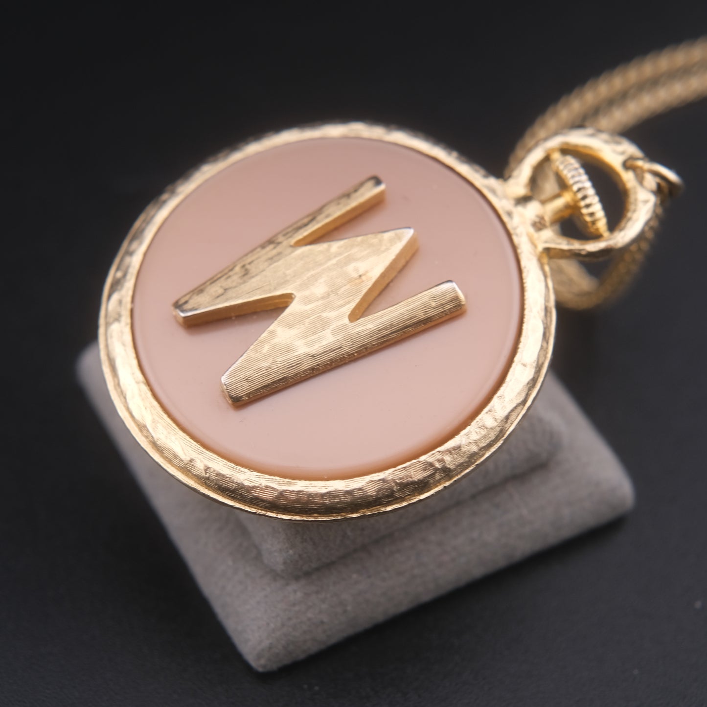 ❤️ Vintage Gold-Tone Initial “W” Pendant Necklace – Blush Pink Medallion Round Charm