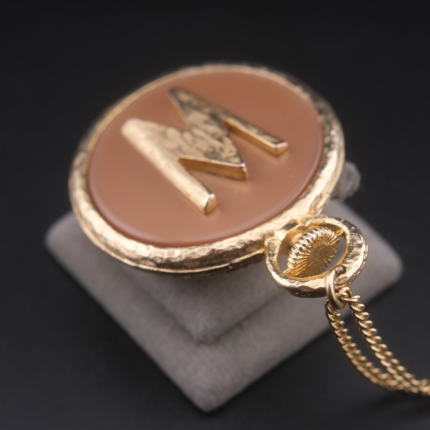 ❤️ Vintage Gold-Tone Initial “W” Pendant Necklace – Blush Pink Medallion Round Charm