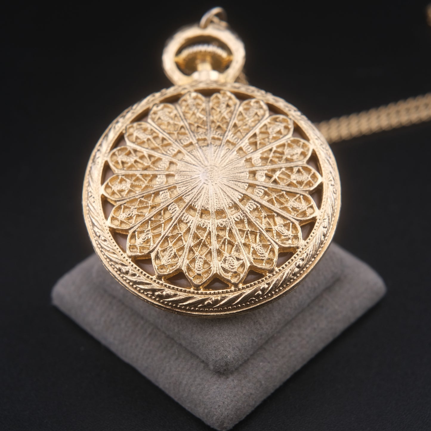 ❤️ Vintage Gold-Tone Initial “W” Pendant Necklace – Blush Pink Medallion Round Charm
