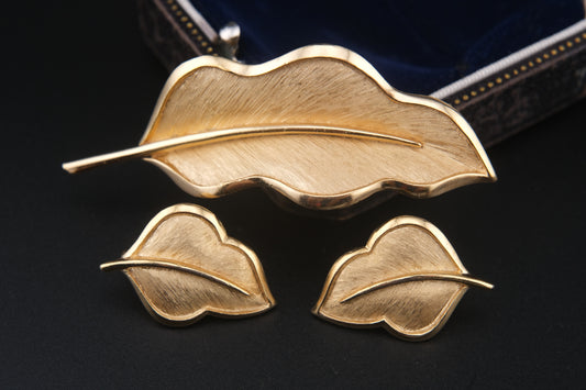 Crown Trifari Leaf Brooch and Earrings Set – Gold-Tone Textured Finish (c.1950s–1960s)