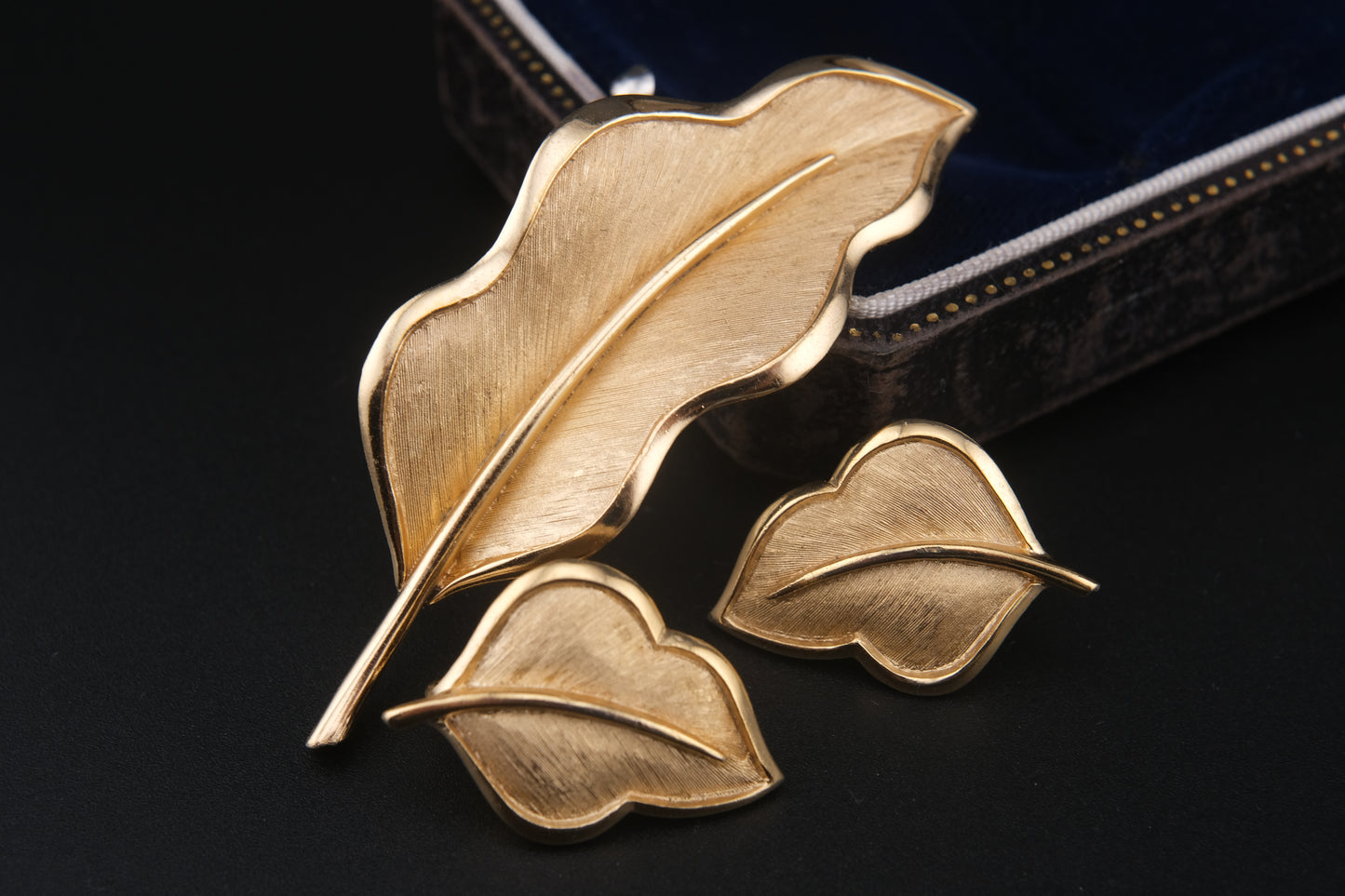 Crown Trifari Leaf Brooch and Earrings Set – Gold-Tone Textured Finish (c.1950s–1960s)