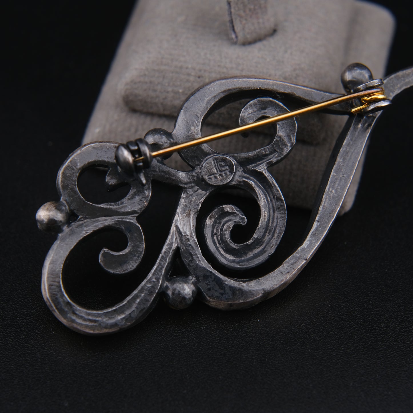 ❤️ Vintage Jean Louis Scherrer Sculptural Swirl Brooch – Silver Tone with Gold Accent – Signed
