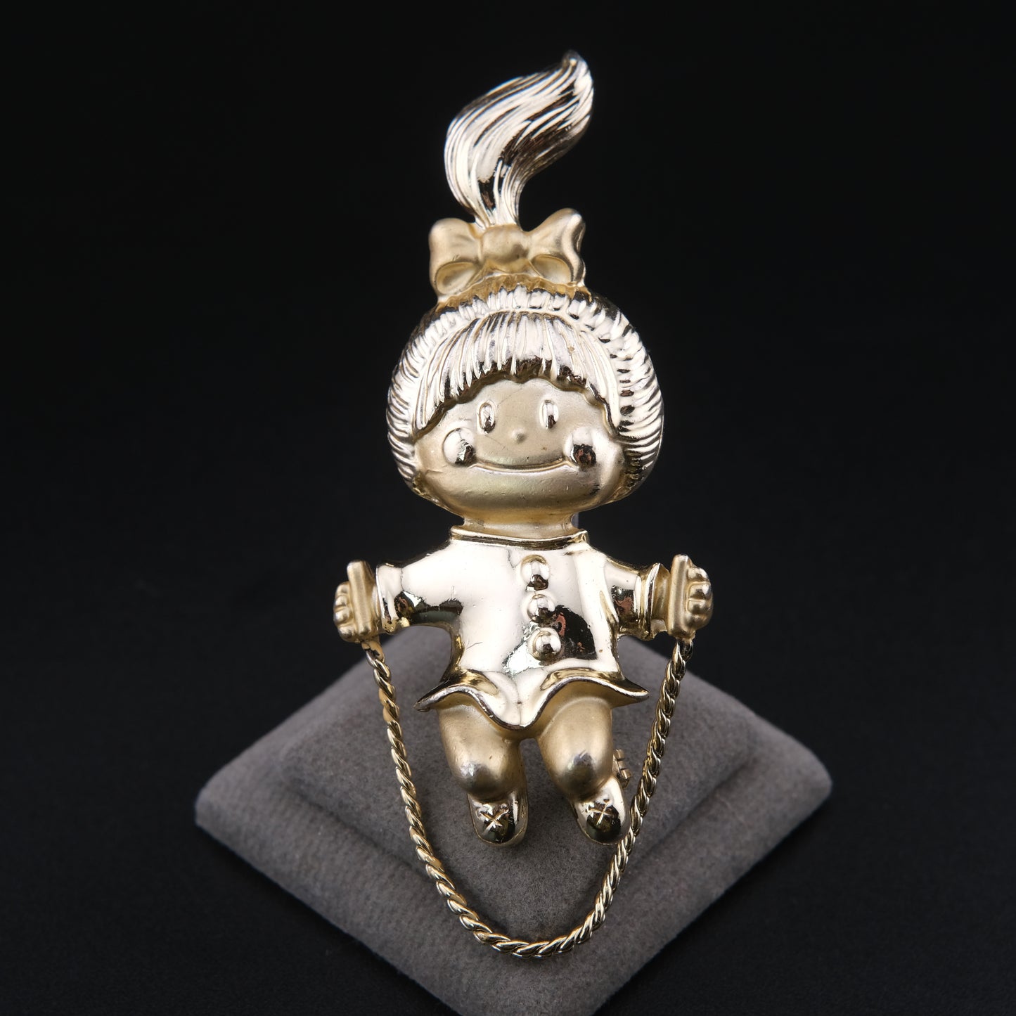 Vintage AJC Girl Skipping Rope Brooch – Gold Tone Moving Chain Figural Pin