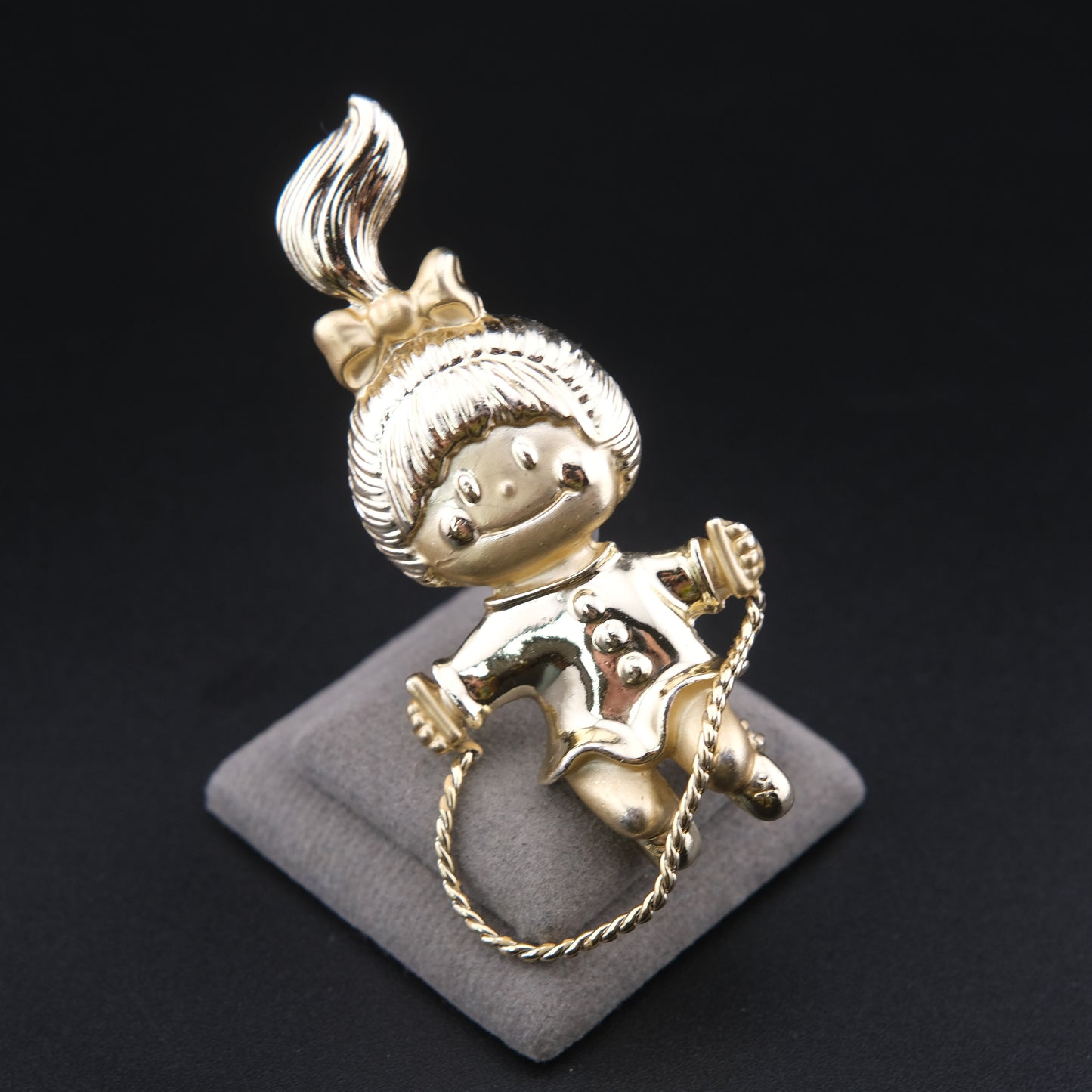 Vintage AJC Girl Skipping Rope Brooch – Gold Tone Moving Chain Figural Pin
