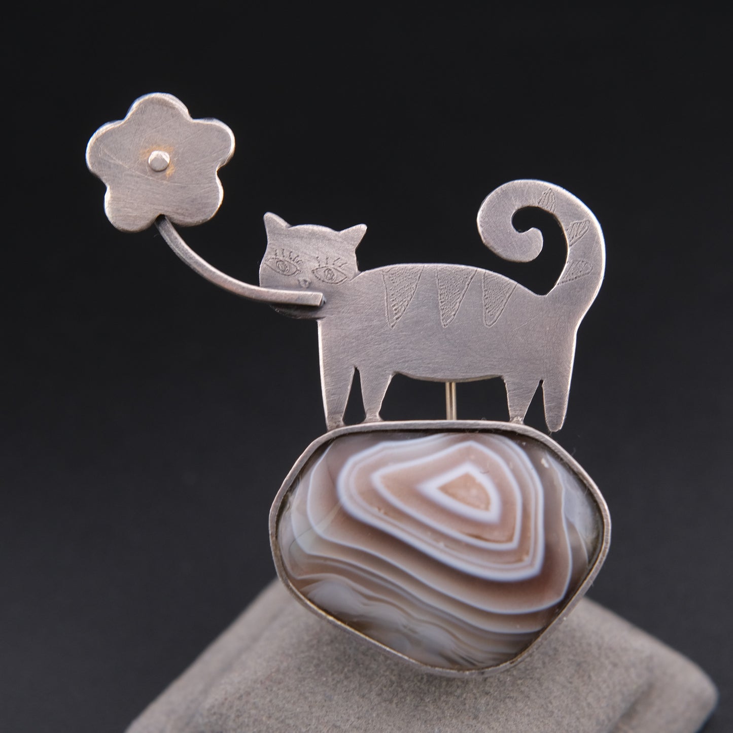 ❤️ Vintage Artisan Cat & Agate Brooch – Silver Tone Figural Cat with Flower Motif