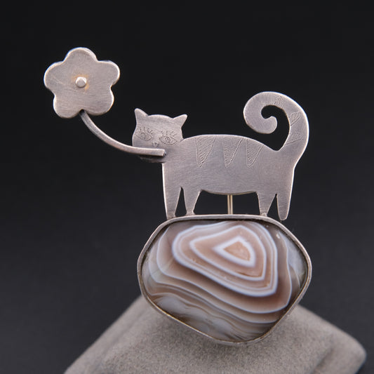 ❤️ Vintage Artisan Cat & Agate Brooch – Silver Tone Figural Cat with Flower Motif