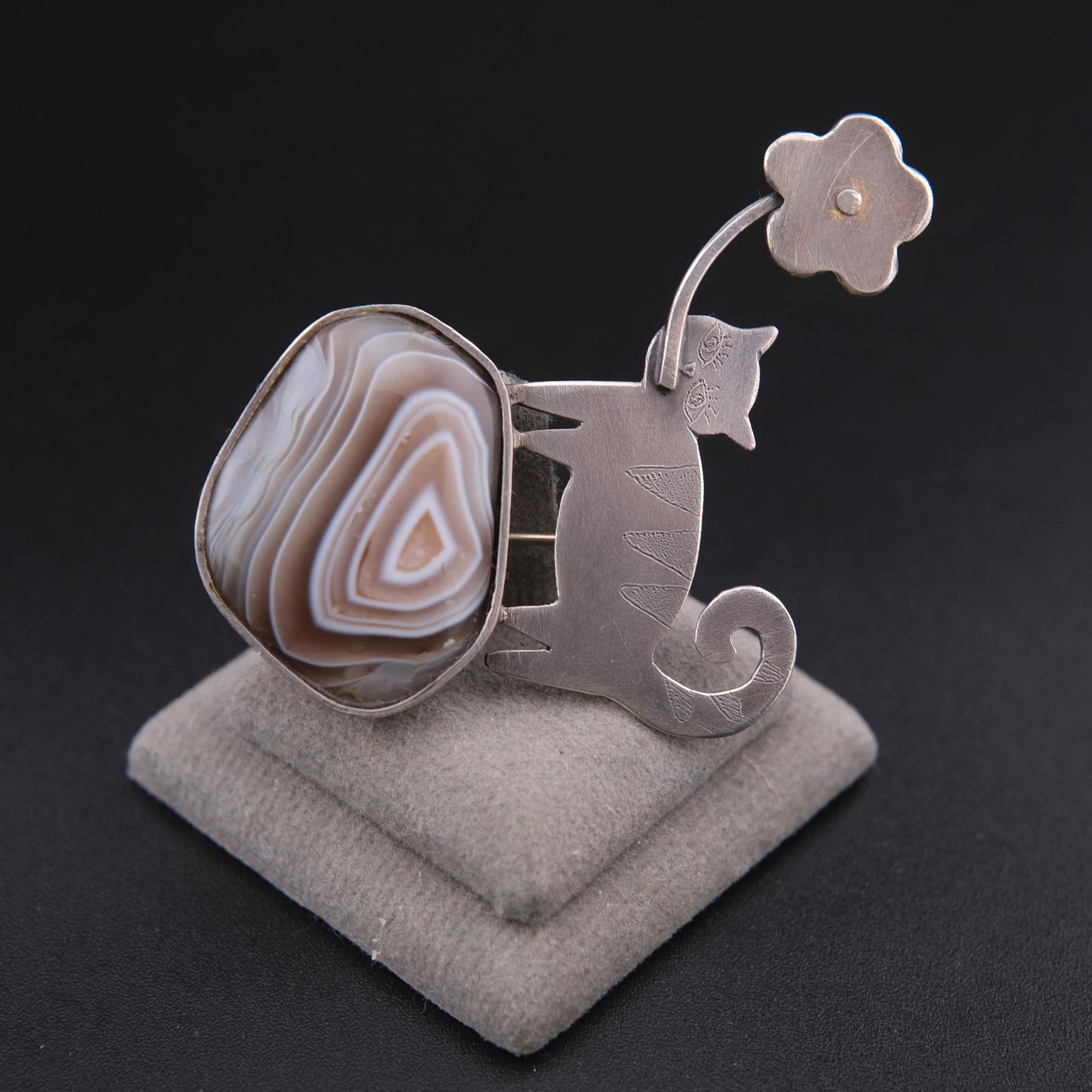 ❤️ Vintage Artisan Cat & Agate Brooch – Silver Tone Figural Cat with Flower Motif