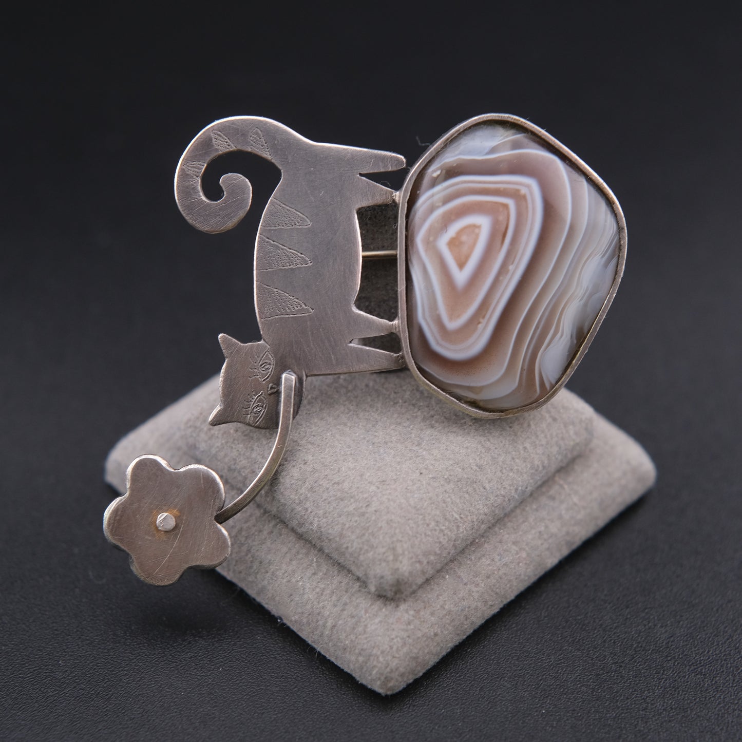 ❤️ Vintage Artisan Cat & Agate Brooch – Silver Tone Figural Cat with Flower Motif