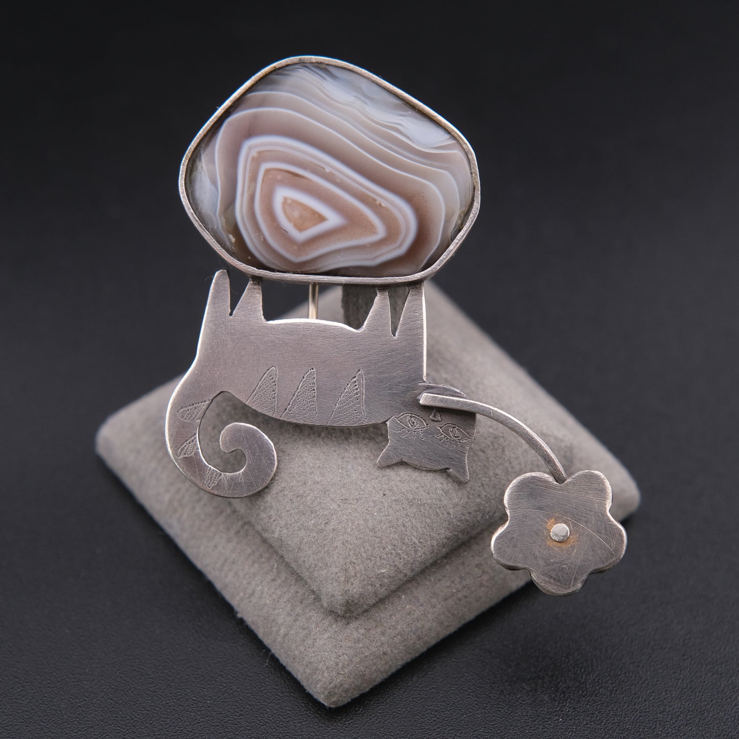 ❤️ Vintage Artisan Cat & Agate Brooch – Silver Tone Figural Cat with Flower Motif