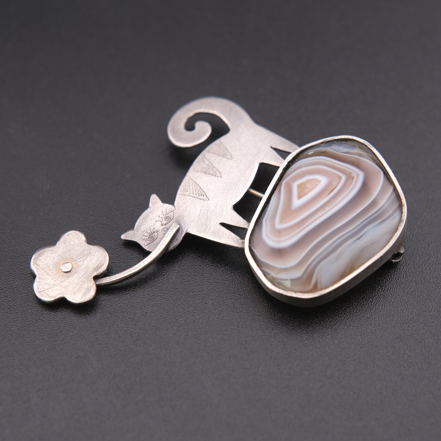 ❤️ Vintage Artisan Cat & Agate Brooch – Silver Tone Figural Cat with Flower Motif