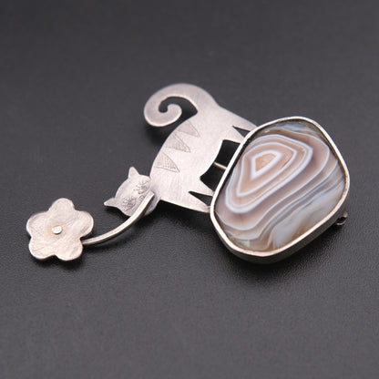 ❤️ Vintage Artisan Cat & Agate Brooch – Silver Tone Figural Cat with Flower Motif