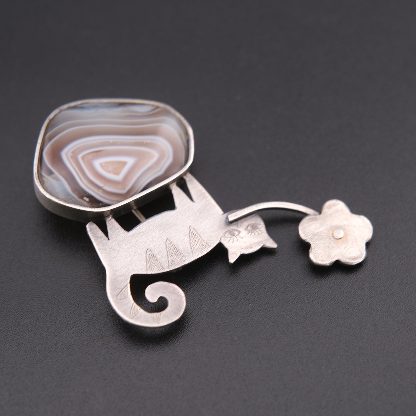 ❤️ Vintage Artisan Cat & Agate Brooch – Silver Tone Figural Cat with Flower Motif