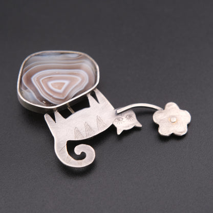 ❤️ Vintage Artisan Cat & Agate Brooch – Silver Tone Figural Cat with Flower Motif