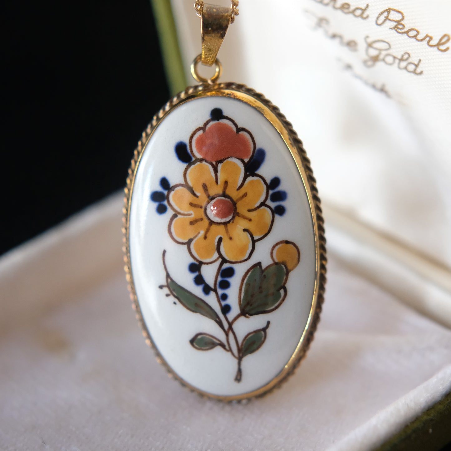 Vintage Hand-Painted Delft Floral Porcelain Pendant Necklace – Oval Gold-Tone Frame