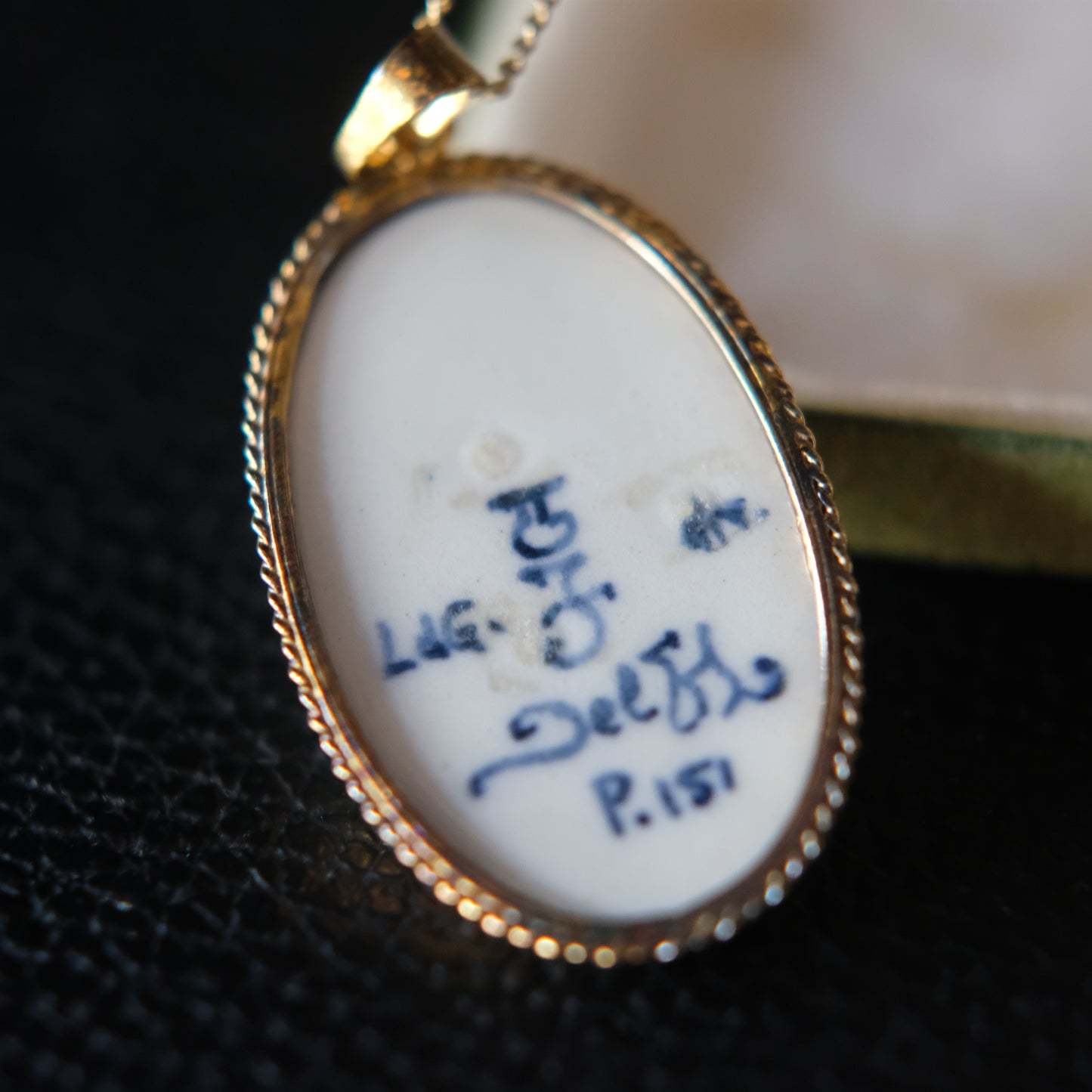 Vintage Hand-Painted Delft Floral Porcelain Pendant Necklace – Oval Gold-Tone Frame